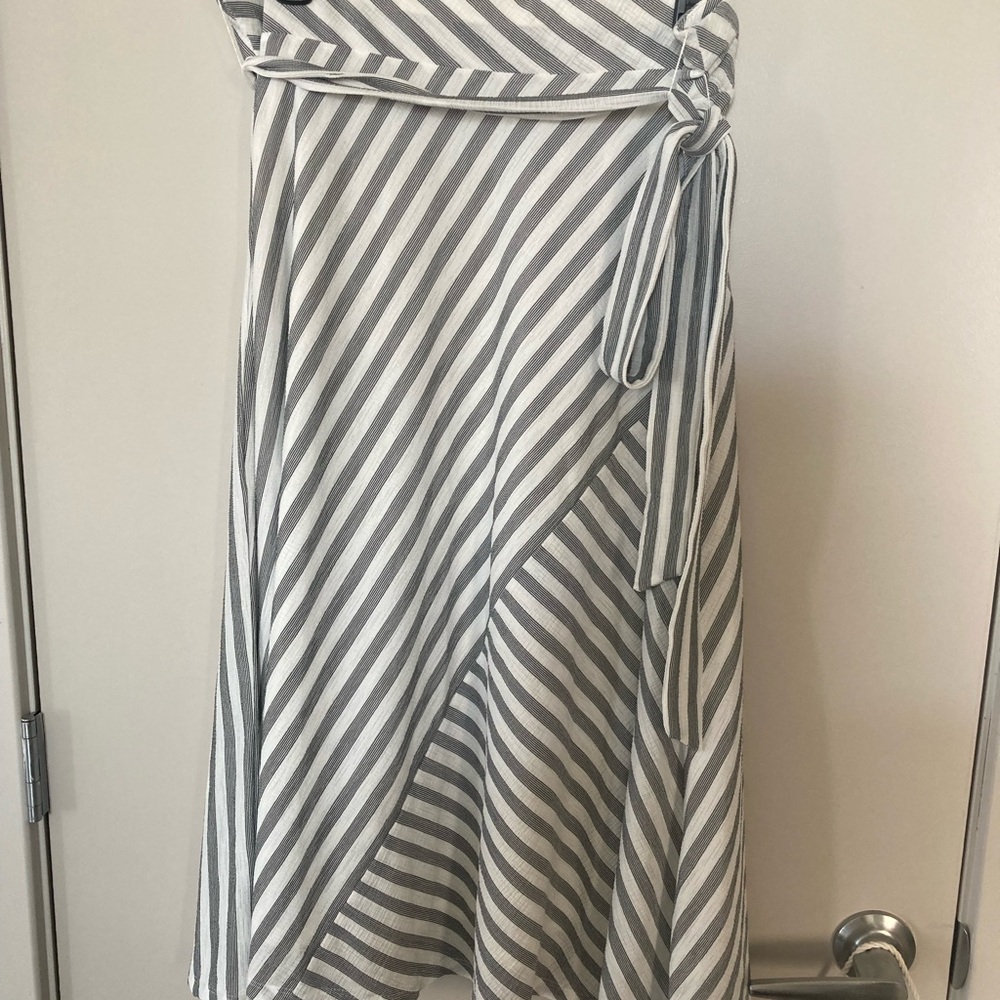 DKNY skirt, striped, white with black stripes, detachable belt, lined